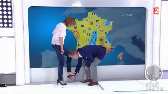 الكعب العالي يوقع مذيعة فرنسية في موقف محرج.. شاهد ما فعله زميلها صورة رقم 4