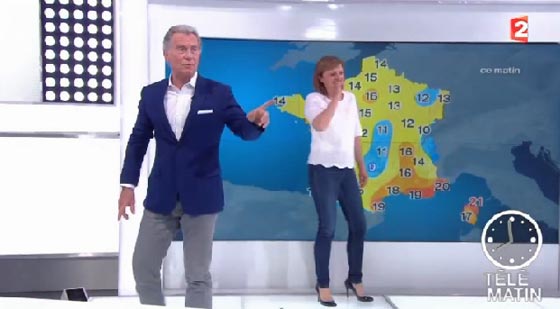 الكعب العالي يوقع مذيعة فرنسية في موقف محرج.. شاهد ما فعله زميلها صورة رقم 5