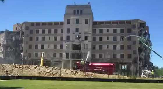 شاهد اغرب طريقة لهدم مبنى ضخم.. سيارة اطفاء ومدفع ماء صورة رقم 2 شاهد اغرب طريقة لهدم مبنى ضخم.. سيارة اطفاء ومدفع ماء صورة رقم 2