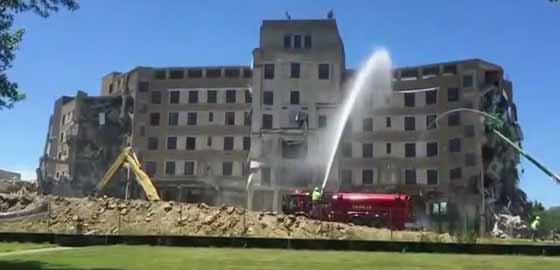 شاهد اغرب طريقة لهدم مبنى ضخم.. سيارة اطفاء ومدفع ماء صورة رقم 1 شاهد اغرب طريقة لهدم مبنى ضخم.. سيارة اطفاء ومدفع ماء صورة رقم 1