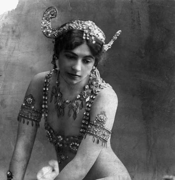 لماذا ضحكت الجاسوسة ماتا هاري بعد صدور الحكم باعدامها؟ صورة رقم 6