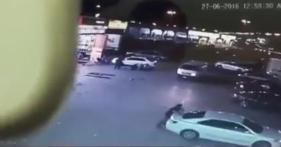 فيديو مثير.. سرقة سيارة امام عيني مالكها صورة رقم 1