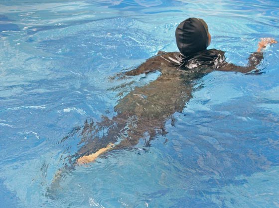  سويسرا تحرم فتاتين مسلمتين من النوعية والسبب رفضهن السباحة صورة رقم 7