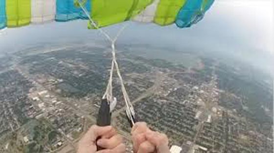 لحظات مرعبة.. عطل في خيوط المظلة اثناء قفزة حرة صورة رقم 1 لحظات مرعبة.. عطل في خيوط المظلة اثناء قفزة حرة صورة رقم 1