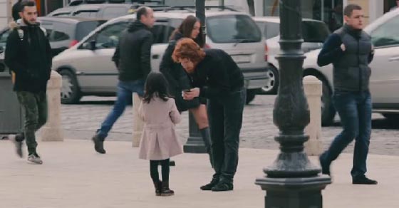 فيديو صادم يظهر قسوة المجتمع حتى على الاطفال اذا كانوا فقراء! صورة رقم 1