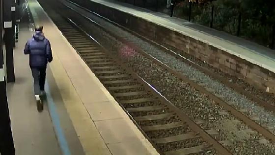 فيديو مخيف.. شاب يلاحق فتاة ويحاول الاعتداء عليها بمحطة قطار صورة رقم 1
