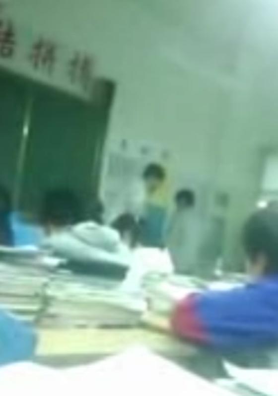 فيديو مروع.. ايقاف معلم ضرب طلابه بمكنسة وهو سكران  صورة رقم 1