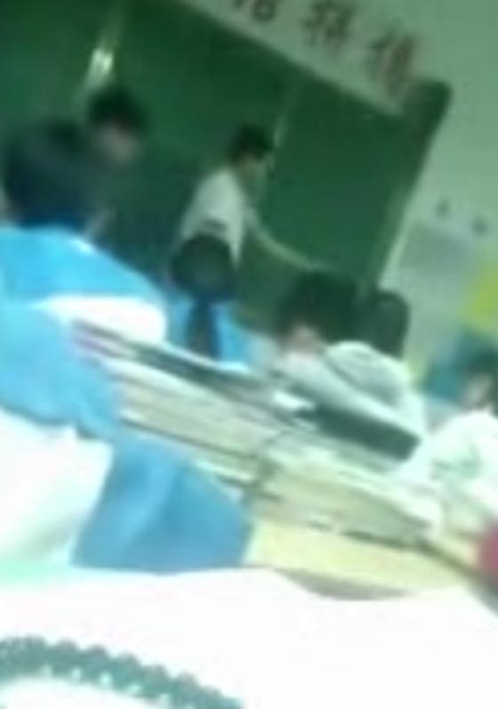  فيديو مروع.. ايقاف معلم ضرب طلابه بمكنسة وهو سكران  صورة رقم 2