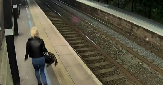 فيديو مخيف.. شاب يلاحق فتاة ويحاول الاعتداء عليها بمحطة قطار صورة رقم 2