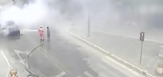 فيديو مثير.. انفجار سيارة على الشارع بسبب حرارة الطقس العالية صورة رقم 1