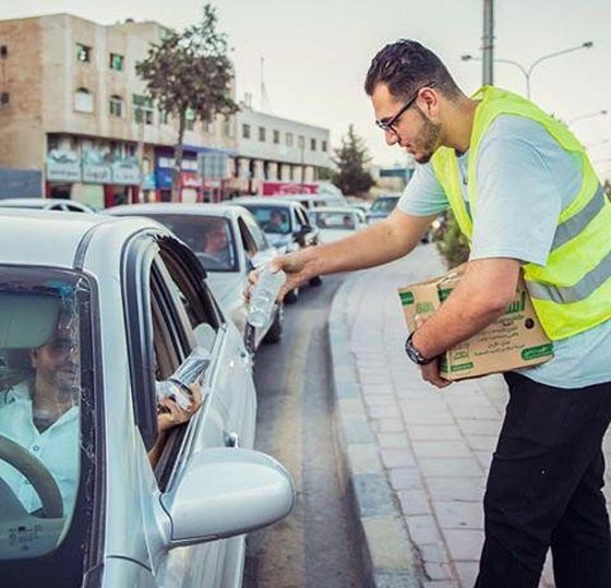 متطوعو توزيع الماء والتمر في العاصمة الاردنية يحظون بتغريدة ملكية صورة رقم 1
