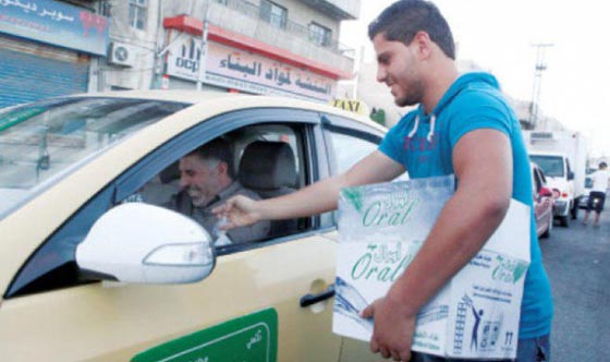 متطوعو توزيع الماء والتمر في العاصمة الاردنية يحظون بتغريدة ملكية صورة رقم 2