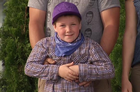 فيديو صادم.. اب يقذف ابنه في الهواء بقوة رهيبة وسط ذهول المارة صورة رقم 2 فيديو صادم.. اب يقذف ابنه في الهواء بقوة رهيبة وسط ذهول المارة صورة رقم 2