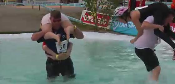 الروس يفوزون في حمل الزوجات ويحصلون على قصب المسابقات صورة رقم 1