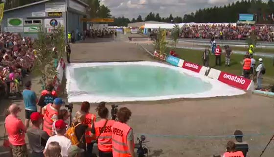 الروس يفوزون في حمل الزوجات ويحصلون على قصب المسابقات صورة رقم 2