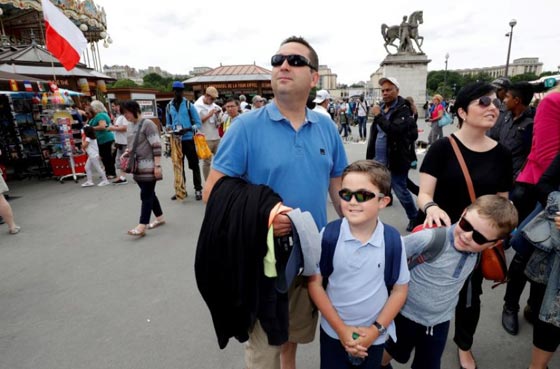 عائلة بريطانية تبيت في منزل على برج ايفل وسط باريس صورة رقم 3