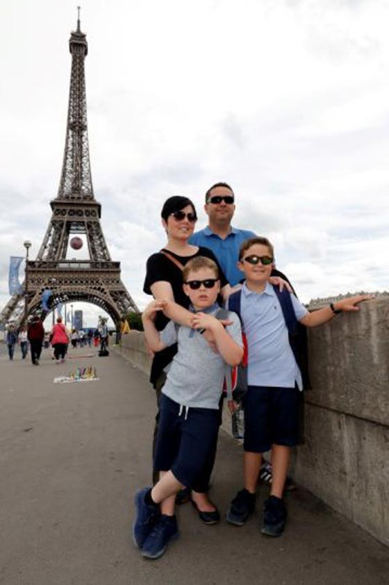 عائلة بريطانية تبيت في منزل على برج ايفل وسط باريس صورة رقم 4
