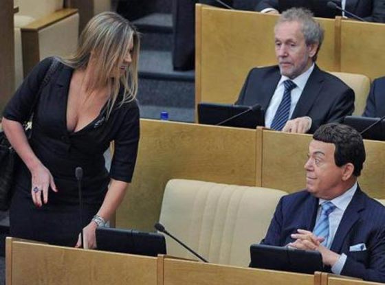 البرلمان الروسي يضج بالعلاقات المشبوهة والاثارة والايحاءات.. صور صورة رقم 1