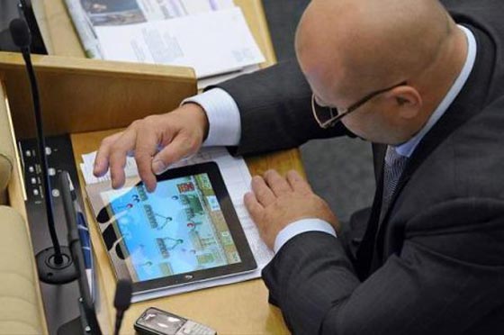 البرلمان الروسي يضج بالعلاقات المشبوهة والاثارة والايحاءات.. صور صورة رقم 6