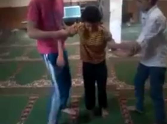 فيديو لاربعة صبية يلهون بغلاظة داخل مسجد يثير الاستياء والغضب صورة رقم 1