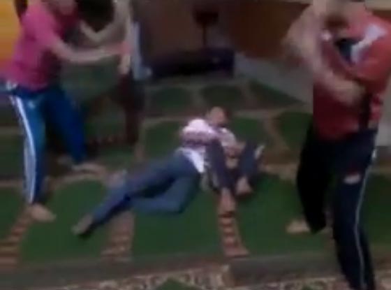 فيديو لاربعة صبية يلهون بغلاظة داخل مسجد يثير الاستياء والغضب صورة رقم 4