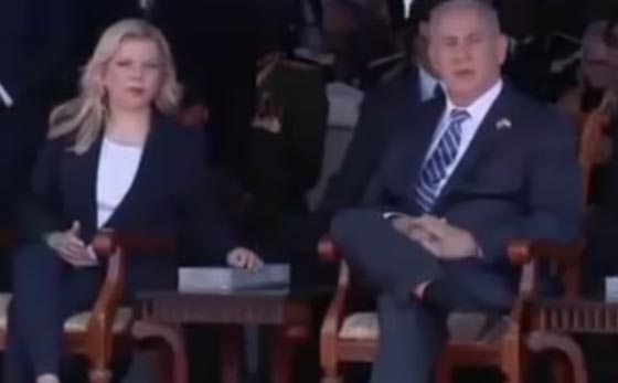  نتنياهو يغفو خلال حفل استقباله في اوغندا وزوجته توقظه.. فيديو صورة رقم 3