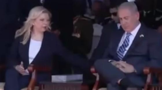  نتنياهو يغفو خلال حفل استقباله في اوغندا وزوجته توقظه.. فيديو صورة رقم 1