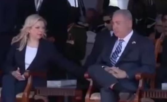  نتنياهو يغفو خلال حفل استقباله في اوغندا وزوجته توقظه.. فيديو صورة رقم 2