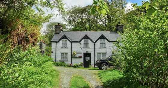 يا بلاش.. قرية تضم 16 منزلا للبيع بمليون ونصف جنيه إسترليني صورة رقم 4