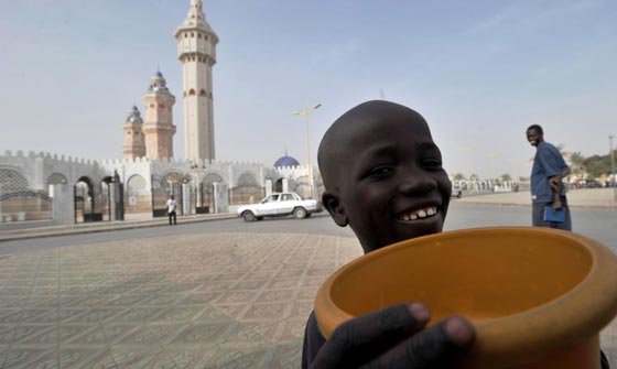  رئيس السنغال يتوعد بسجن معلمين ارسلوا طلابهم للتسول في الشوارع صورة رقم 3