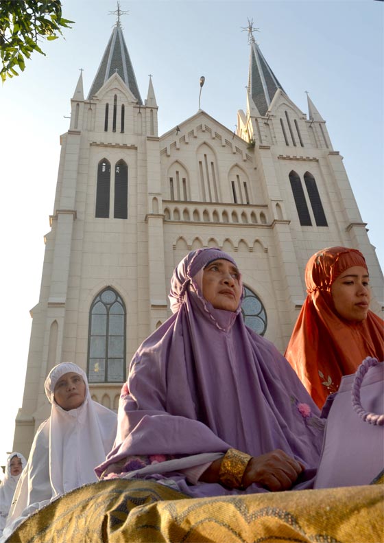 العالمان العربي والاسلامي يحتفلان بعيد الفطر في اول ايامه  صورة رقم 7