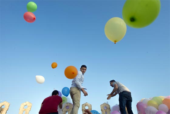 العالمان العربي والاسلامي يحتفلان بعيد الفطر في اول ايامه  صورة رقم 6