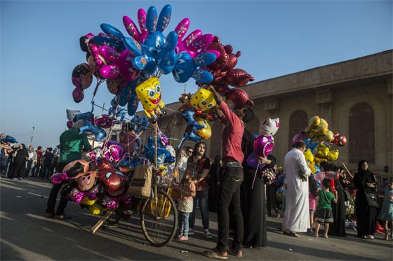 العالمان العربي والاسلامي يحتفلان بعيد الفطر في اول ايامه  صورة رقم 2