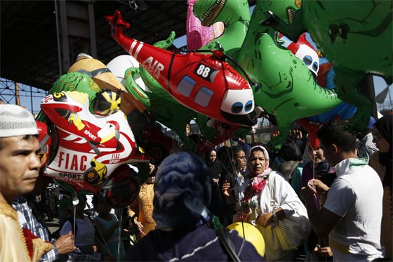 العالمان العربي والاسلامي يحتفلان بعيد الفطر في اول ايامه  صورة رقم 4