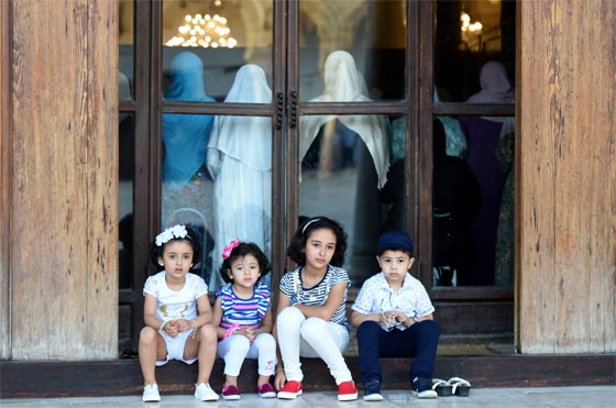 العالمان العربي والاسلامي يحتفلان بعيد الفطر في اول ايامه  صورة رقم 9