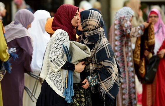 العالمان العربي والاسلامي يحتفلان بعيد الفطر في اول ايامه  صورة رقم 10