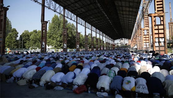 العالمان العربي والاسلامي يحتفلان بعيد الفطر في اول ايامه  صورة رقم 5