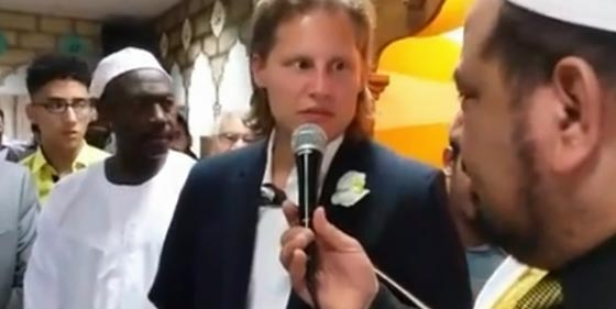 صحفي الماني مشهور يعلن اسلامه خلال صلاة العيد صورة رقم 1