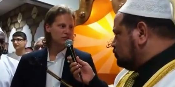 صحفي الماني مشهور يعلن اسلامه خلال صلاة العيد صورة رقم 2