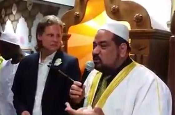 صحفي الماني مشهور يعلن اسلامه خلال صلاة العيد صورة رقم 3