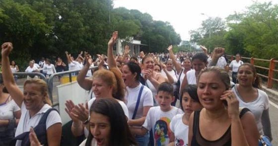 500 فنزويلية يقتحمن حدود كولومبيا للحصول على الطعام صورة رقم 1