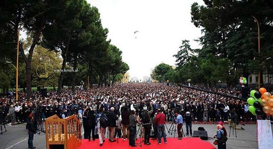  من مكة الى البانيا.. مشهد رائع لالاف المسلمين في صلاة العيد صورة رقم 1