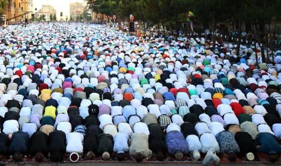  من مكة الى البانيا.. مشهد رائع لالاف المسلمين في صلاة العيد صورة رقم 2