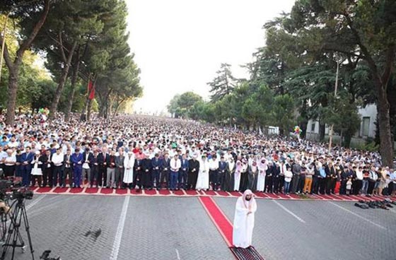  من مكة الى البانيا.. مشهد رائع لالاف المسلمين في صلاة العيد صورة رقم 3