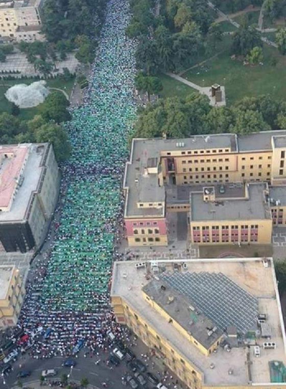  من مكة الى البانيا.. مشهد رائع لالاف المسلمين في صلاة العيد صورة رقم 4