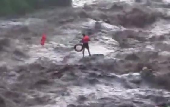 شاهد كيف نجا صياد صيني من الفيضانات.. بشجاعة وجرأة صورة رقم 1