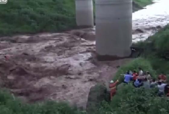 شاهد كيف نجا صياد صيني من الفيضانات.. بشجاعة وجرأة صورة رقم 2