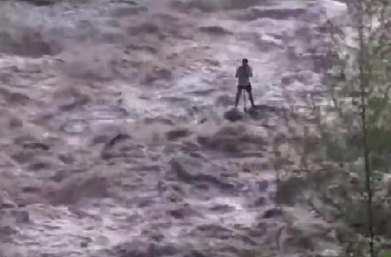 شاهد كيف نجا صياد صيني من الفيضانات.. بشجاعة وجرأة صورة رقم 3