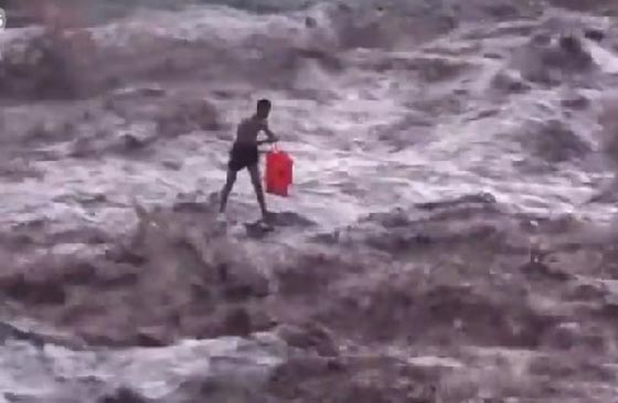 شاهد كيف نجا صياد صيني من الفيضانات.. بشجاعة وجرأة صورة رقم 4