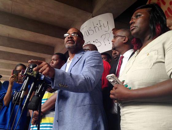 بين الانهيار والصمود.. لقطات مثيرة لاسرة ضحية العنصرية الامريكية صورة رقم 4